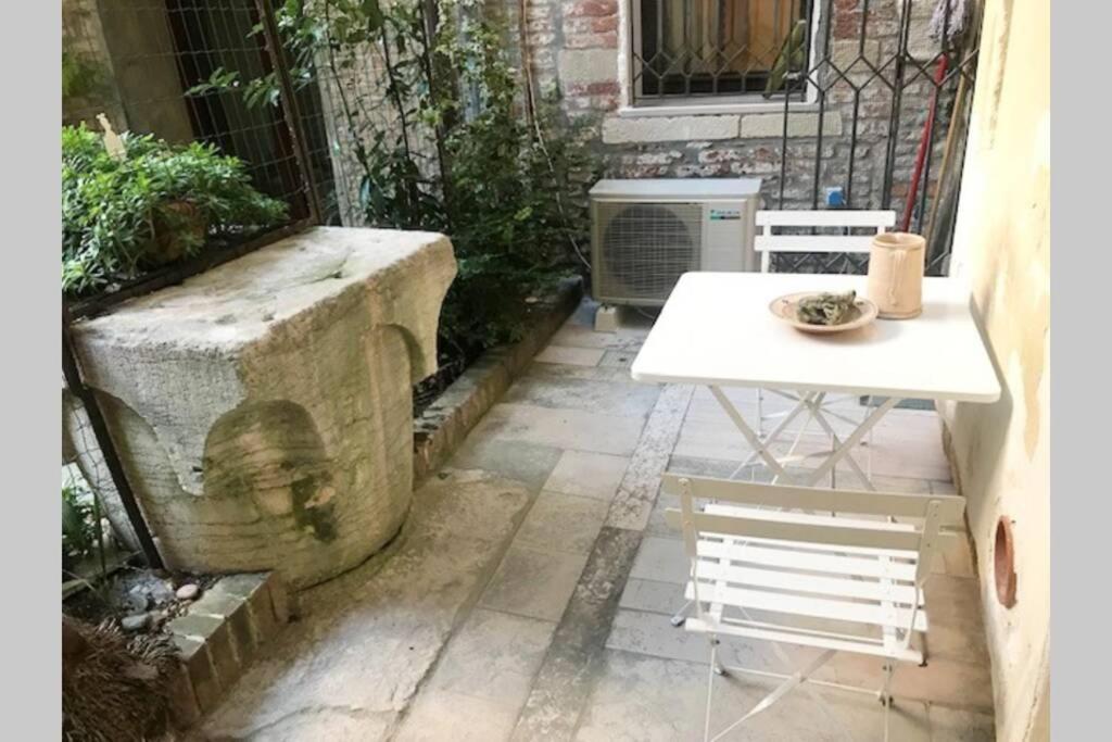 Appartamento Tipico Con Corte Privata Venesia Bagian luar foto