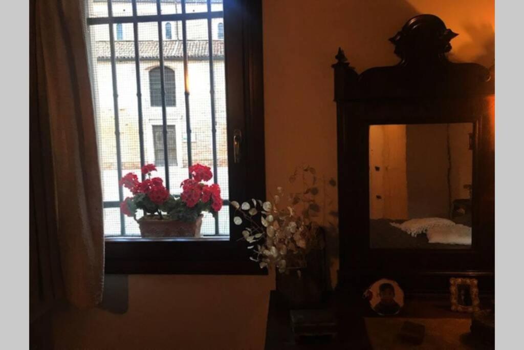 Appartamento Tipico Con Corte Privata Venesia Bagian luar foto