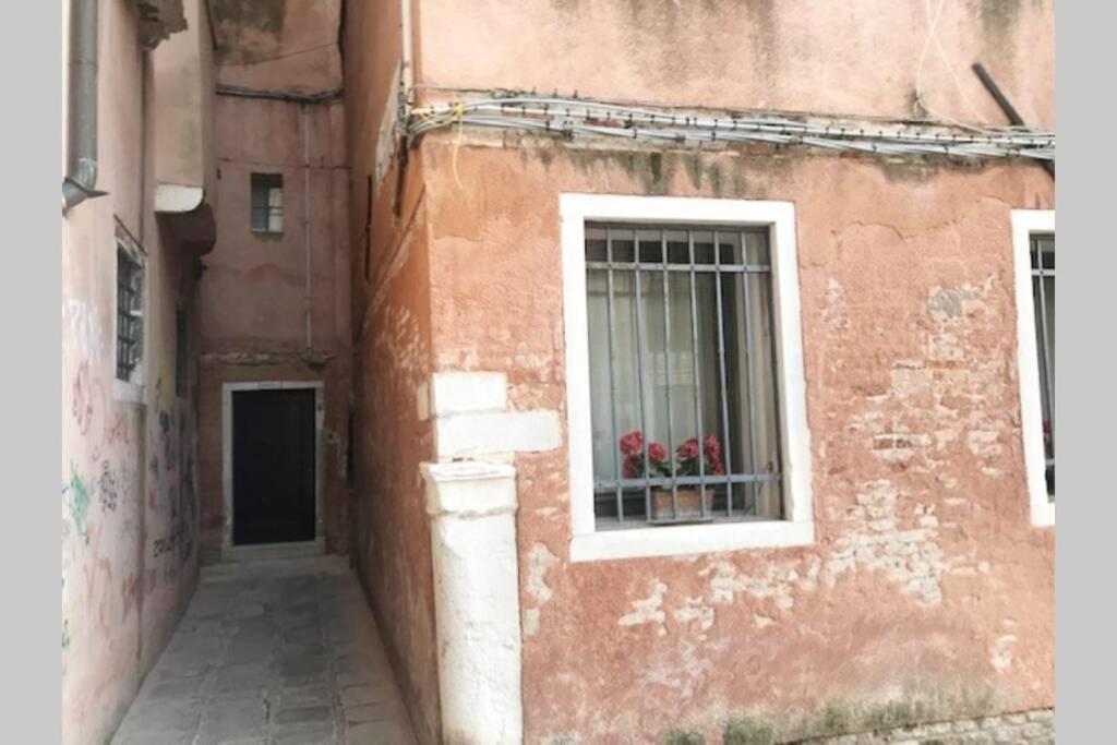 Appartamento Tipico Con Corte Privata Venesia Bagian luar foto