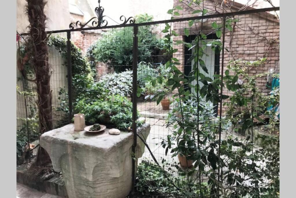 Appartamento Tipico Con Corte Privata Venesia Bagian luar foto