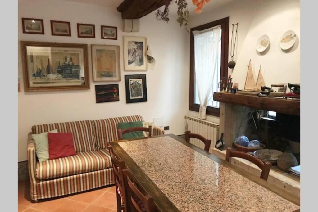 Appartamento Tipico Con Corte Privata Venesia Bagian luar foto