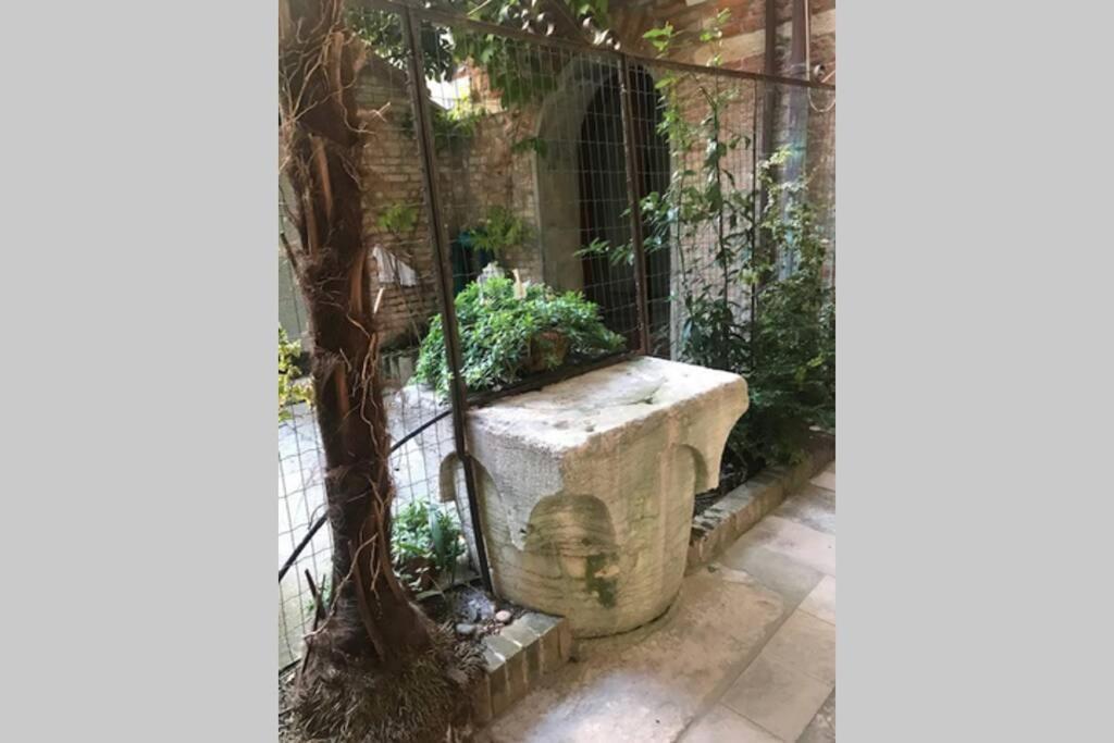 Appartamento Tipico Con Corte Privata Venesia Bagian luar foto